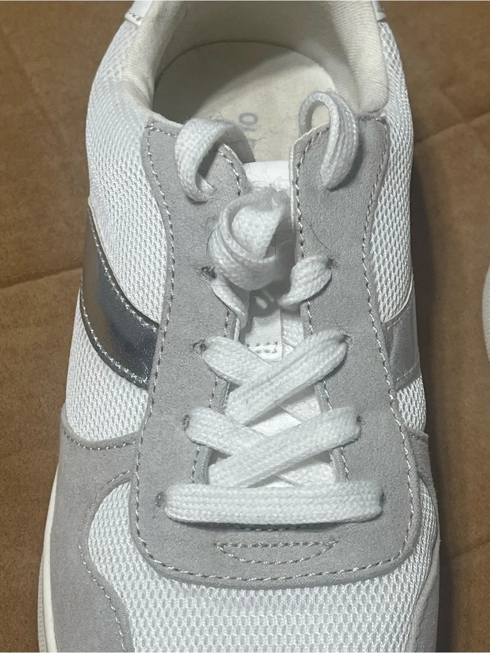 Women's Old Navy White/silver Soft Leather Shoes Fashion Sneakers Size 8